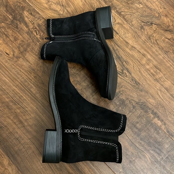 NWT Clarks Women’s Black Suede Boots, sz 6 1/2. - Picture 6 of 13